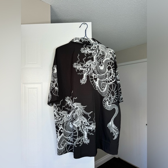 Wavy Oversized Button Shirt
Size S
Length 75 cm
Chest 120 cm
Shoulder 65 cm - Picture 2 of 6